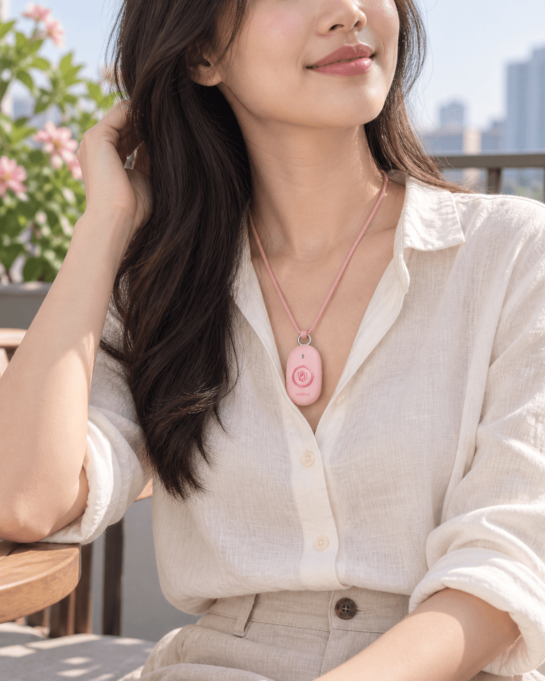 Người mẫu mặc áo trắng đeo Heros trước ngực bằng dây hồng